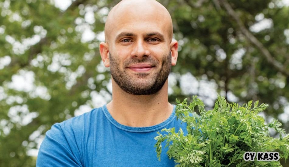 Cy Kass with parents Alex Wagner and Sam Kass.